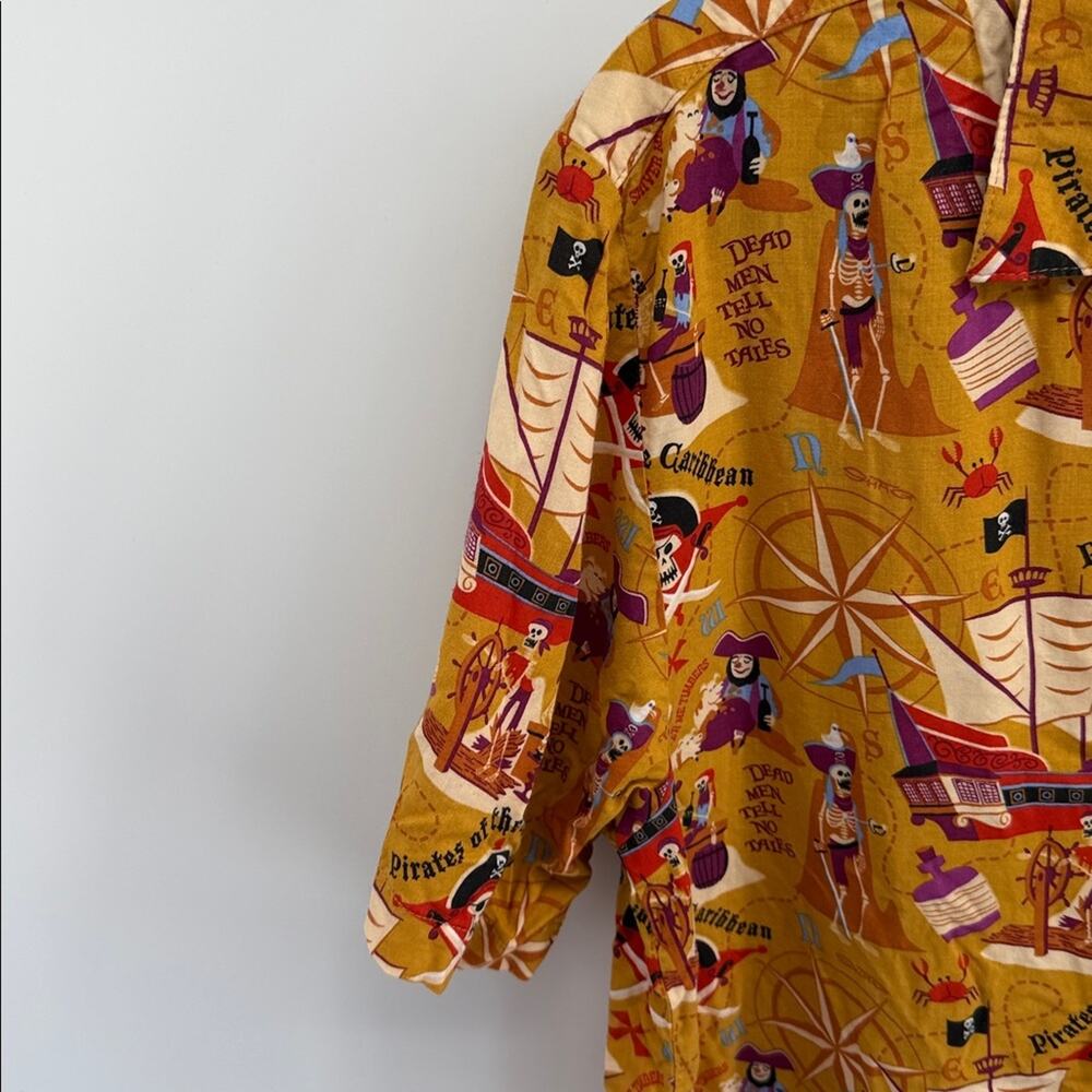 Wonder Ground Gallery Disney Pirates of the Caribbean novelty button up top L - Picture 3 of 8